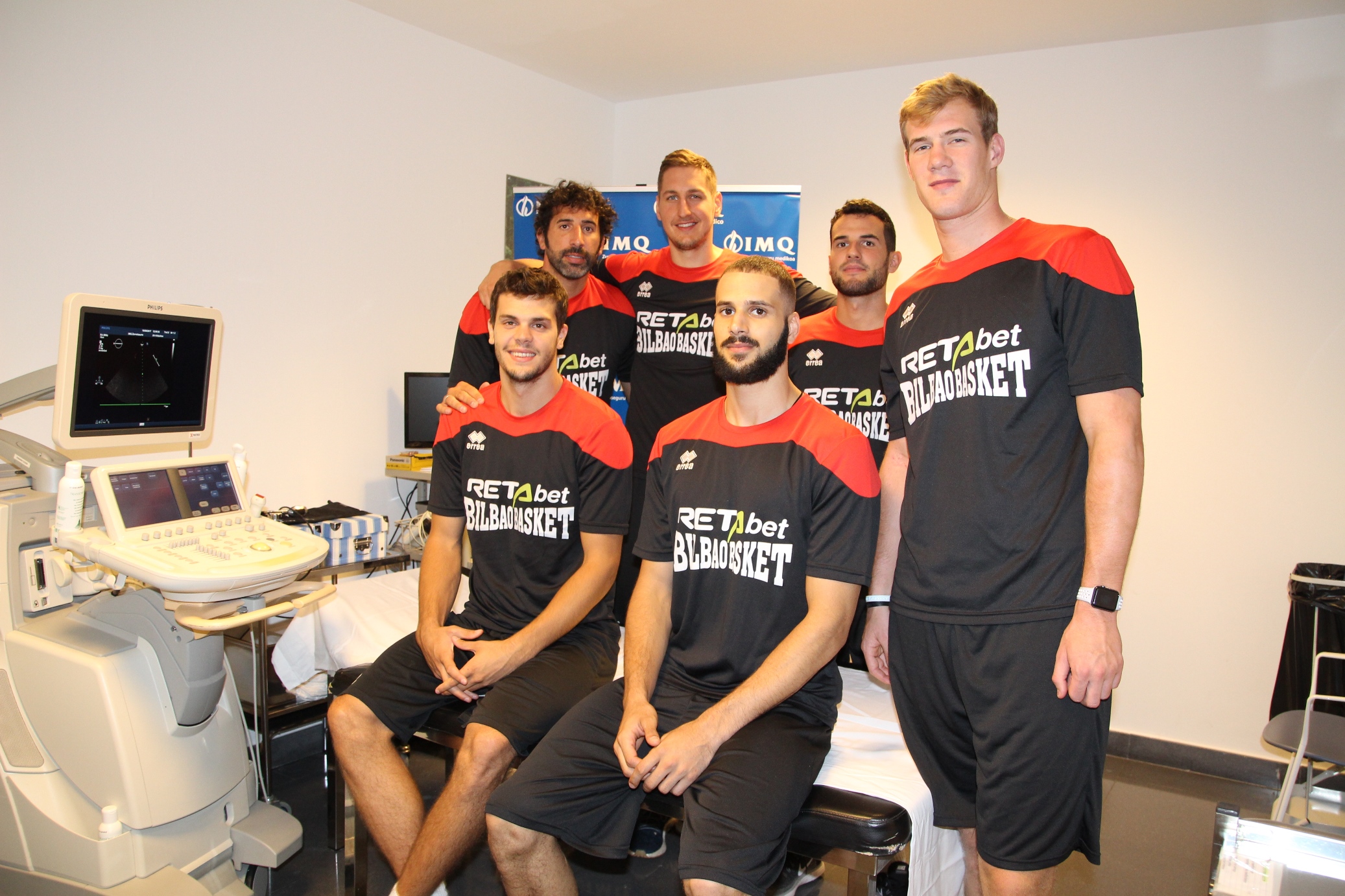 Los jugadores del RETAbet Bilbao Basket pasan su primer reconocimiento médico en la Clínica IMQ Zorrotzaurre 